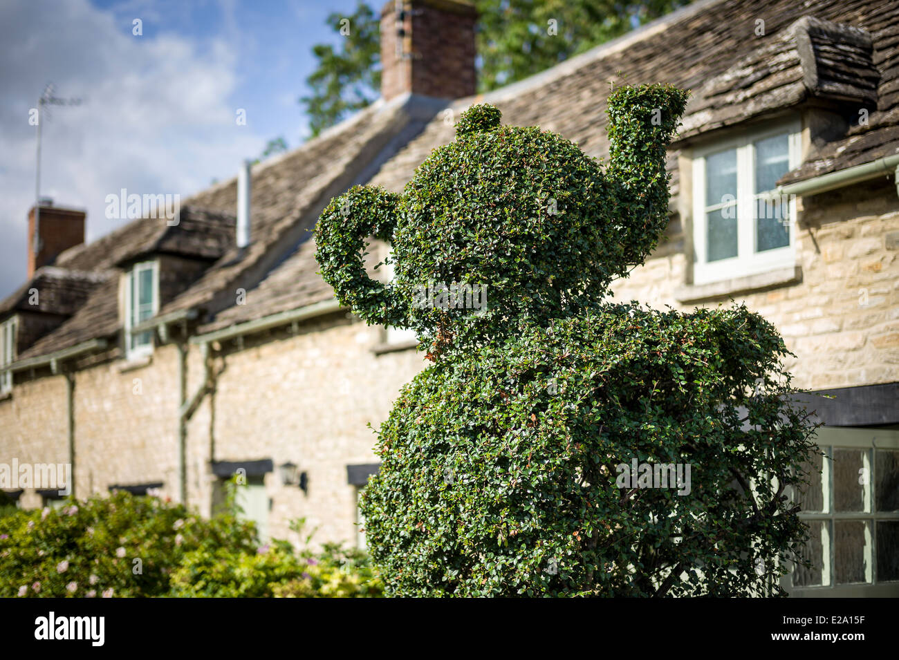 Formschnitt Teekanne in einem Cotswold-Dorf UK Stockfoto