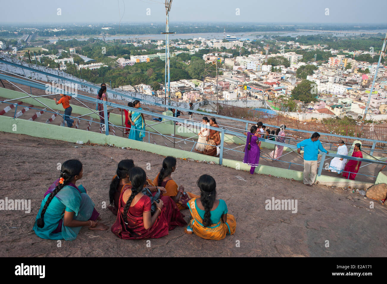 Indien, Bundesstaat Tamil Nadu, Tiruchirappalli (Trichy), Pilgroims am Rock Fort Tempel thront auf einem riesigen Felsvorsprung Stockfoto