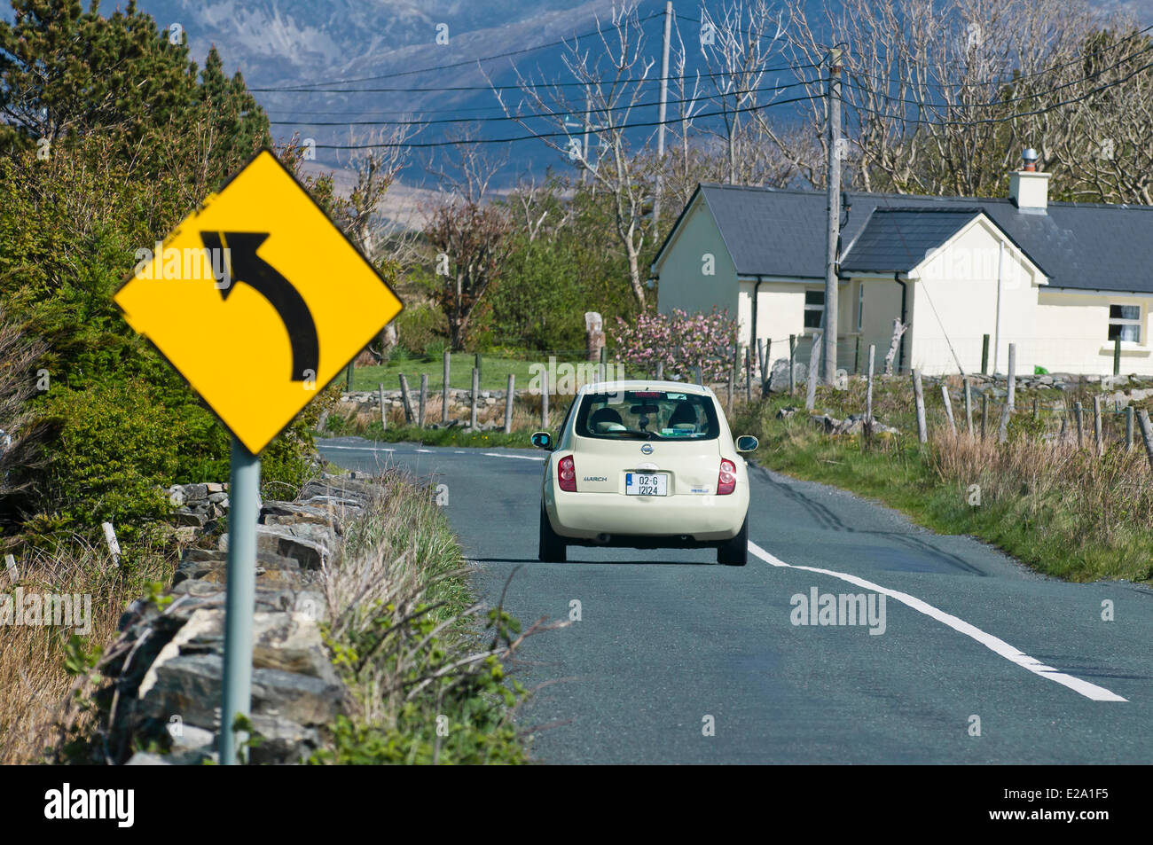 Connemara, Provinz Connacht, County Galway, Republik Irland, Straße zwischen Clifden und Ballyconnelly entlang der Bucht Mannin Stockfoto