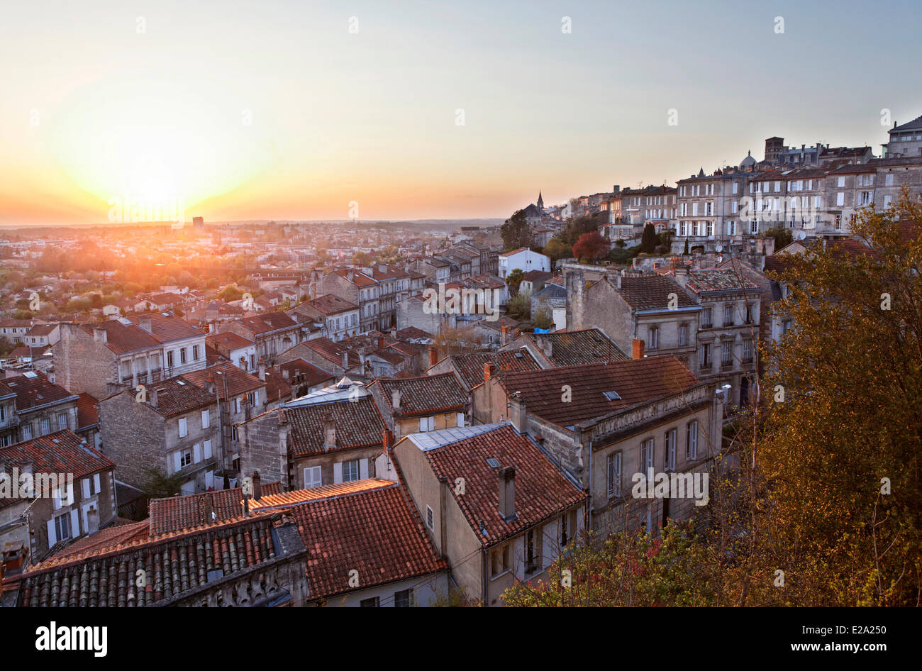 Frankreich, Charente, Angouleme, Blick auf die alte Stadt von Wänden Stockfoto
