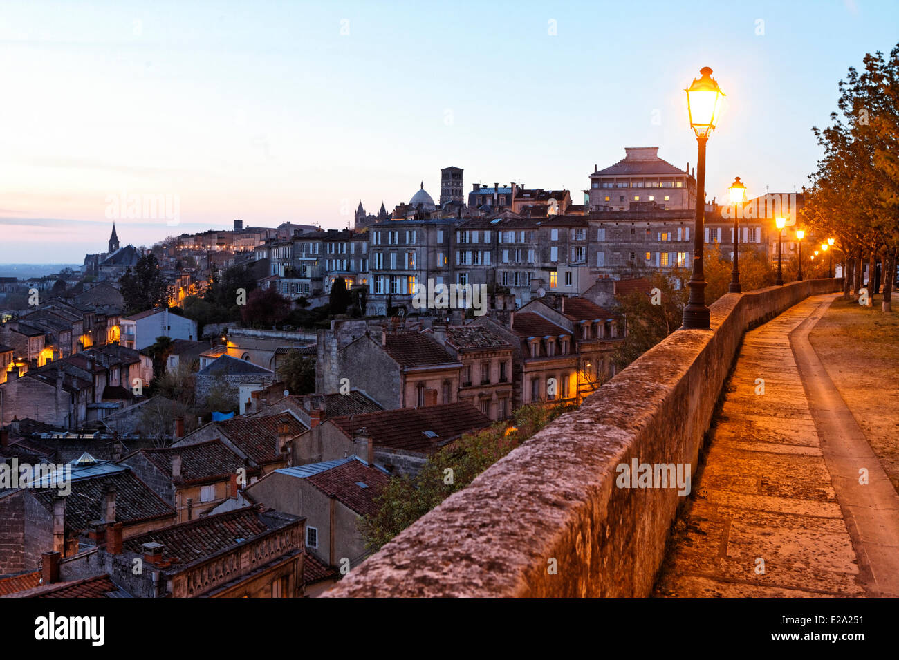 Frankreich, Charente, Angouleme, Blick auf die alte Stadt von Wänden Stockfoto