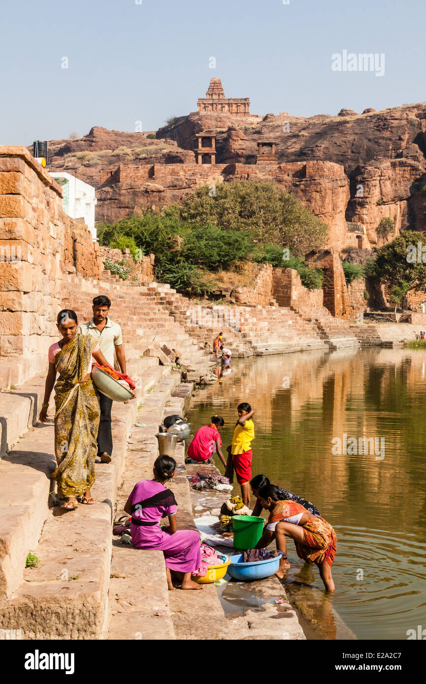 Indien, Bundesstaat Karnataka, Badami, waschen in der Nähe des Sees Stockfoto