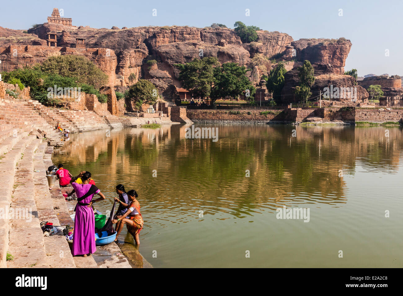 Indien, Bundesstaat Karnataka, Badami, waschen in der Nähe des Sees Stockfoto