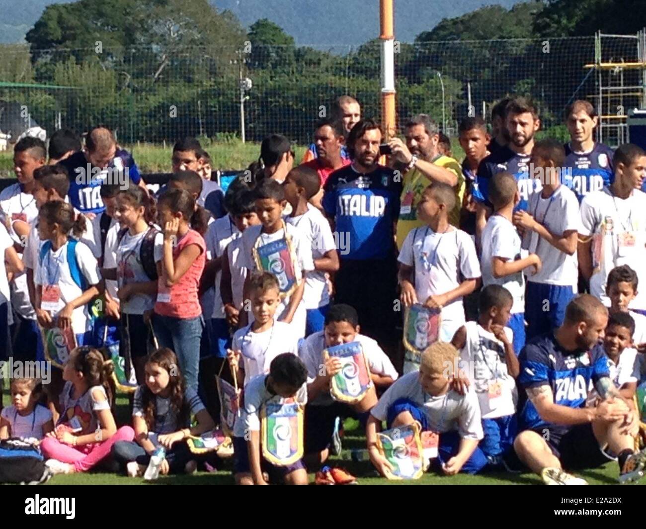 Italienische Fußball-Nationalmannschaft bekam Besuch von Studenten der Schulen von Mangaratiba, im südöstlichen Brasilien, Rio De Janeiro am 17. Juni 2014, wo sich das Team in der FIFA WM 2014 konkurrieren aufhält. Bildnachweis: Dpa picture Alliance/Alamy Live News Stockfoto