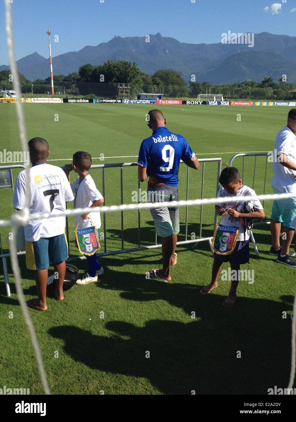 Italienische Fußball-Nationalmannschaft bekam Besuch von Studenten der Schulen von Mangaratiba, im südöstlichen Brasilien, Rio De Janeiro am 17. Juni 2014, wo sich das Team in der FIFA WM 2014 konkurrieren aufhält. Bildnachweis: Dpa picture Alliance/Alamy Live News Stockfoto