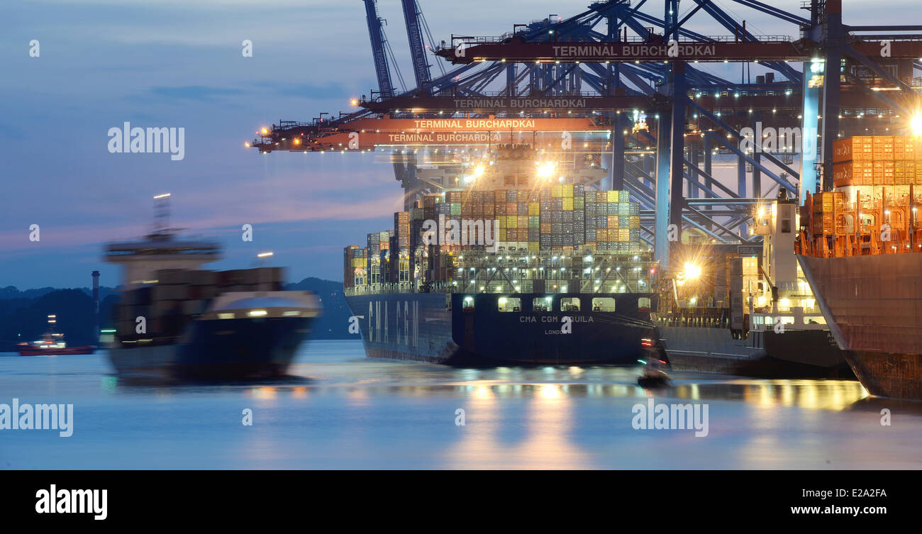 Containerschiffe sind 9. Juni 2014 in Hamburg im Hamburger Hafen angedockt. Stockfoto