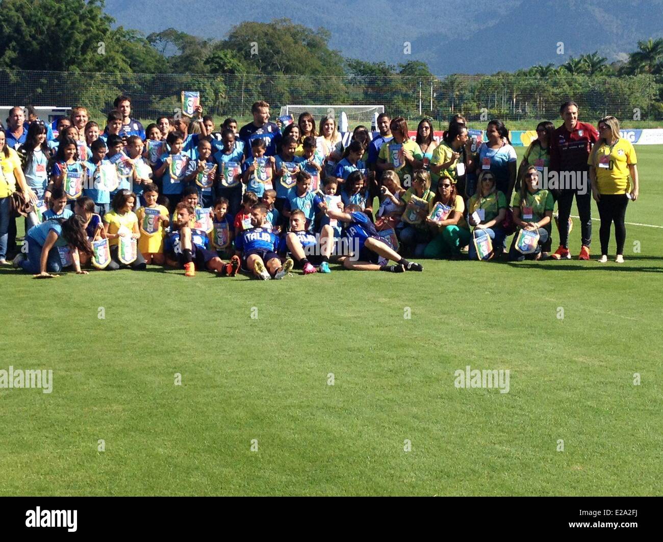 Italienische Fußball-Nationalmannschaft bekam Besuch von Studenten der Schulen von Mangaratiba, im südöstlichen Brasilien, Rio De Janeiro am 17. Juni 2014, wo sich das Team in der FIFA WM 2014 konkurrieren aufhält. Bildnachweis: Dpa picture Alliance/Alamy Live News Stockfoto