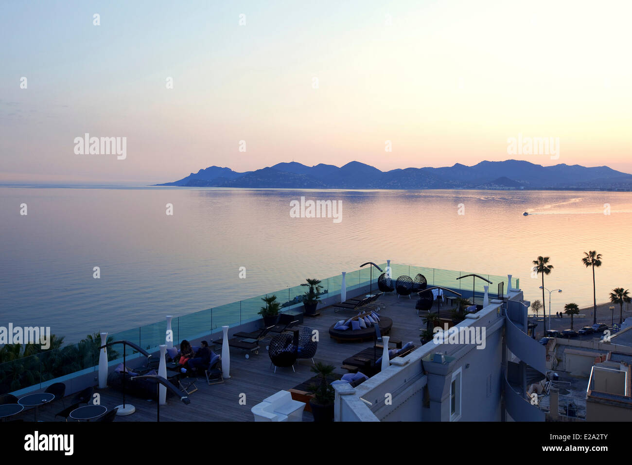 Frankreich, Alpes Maritimes, Cannes, Hotel Radisson Blu, Dachterrasse, im Hintergrund auf das Esterel-Gebirge Stockfoto