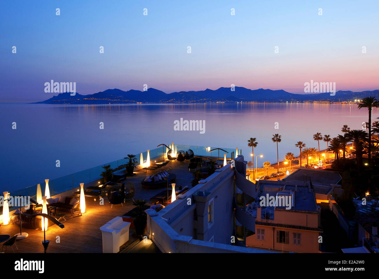 Frankreich, Alpes Maritimes, Cannes, Hotel Radisson Blu, Dachterrasse, im Hintergrund auf das Esterel-Gebirge Stockfoto