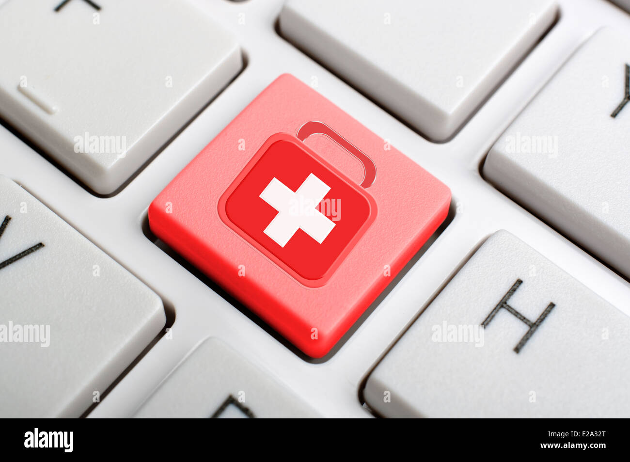 Makro-rote erste-Hilfe-Sym-Taste auf weiße Tastatur. Stockfoto