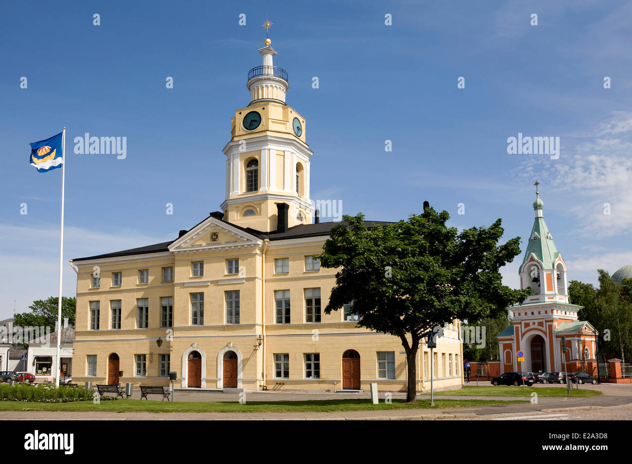 Finnland, Region Kymenlaakso, Hamina, City Hall und orthodoxe Kirche St. Peter und St. Paul Stockfoto