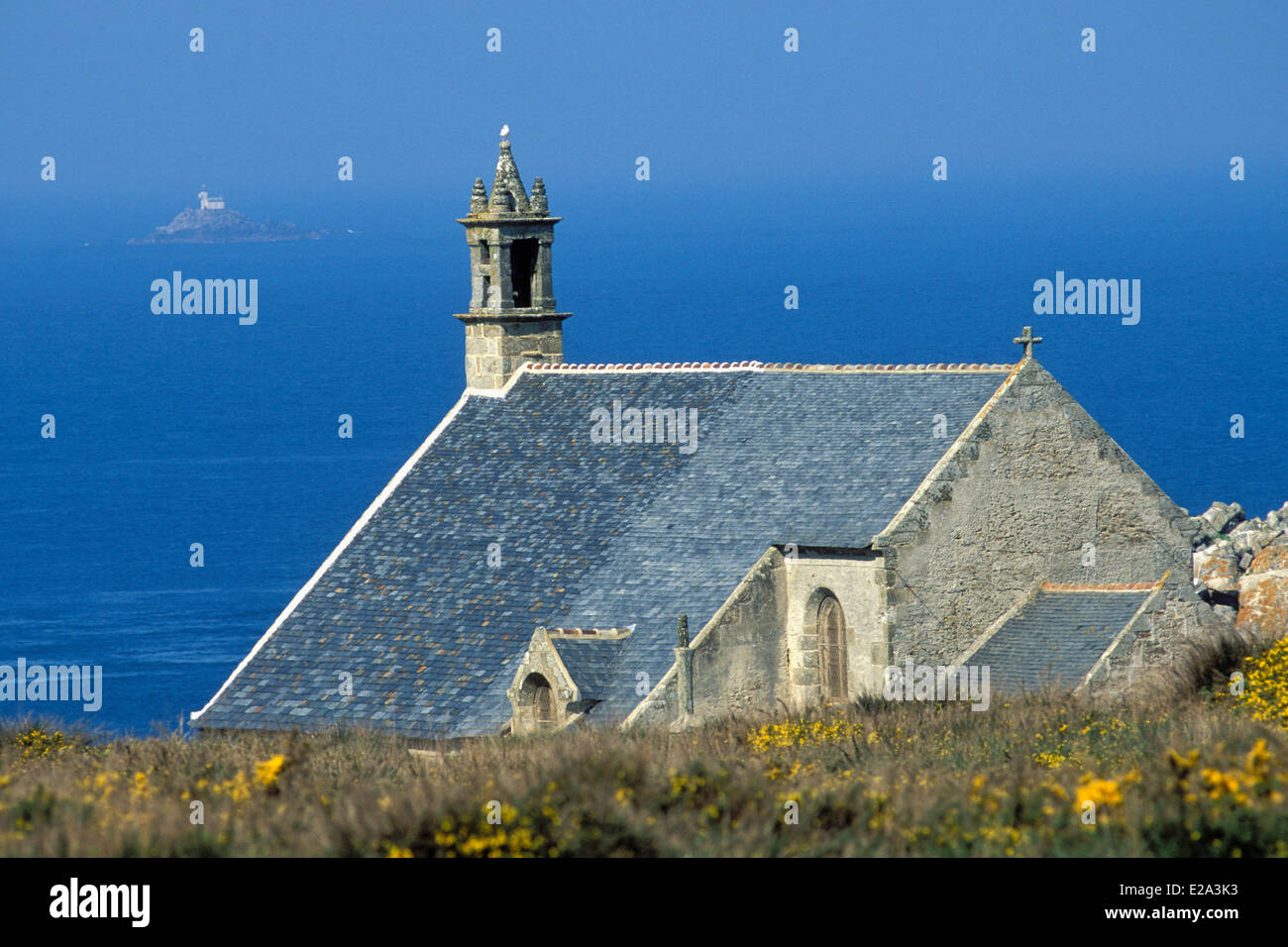 Frankreich, Finistere, Iroise-See, Cléden-Cap Sizun, Pointe du Van, St sie Kapelle Overlooling Baie des Trepasses Stockfoto