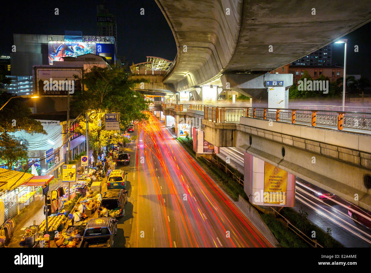 Sehen Sie Stadtstraßen und Verkehr aller Victory Monument, Bangkok, Thailand Stockfoto