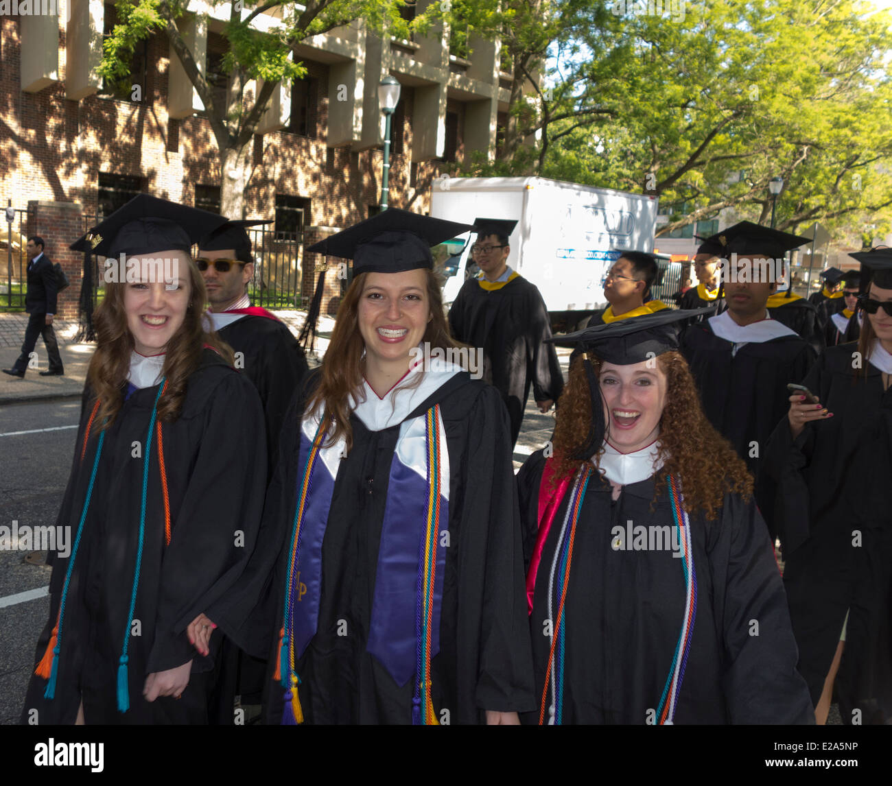 Absolventinnen und Absolventen der Universität von Pennsylvania, die gehen auf der Straße, Philadelphia, USA Stockfoto