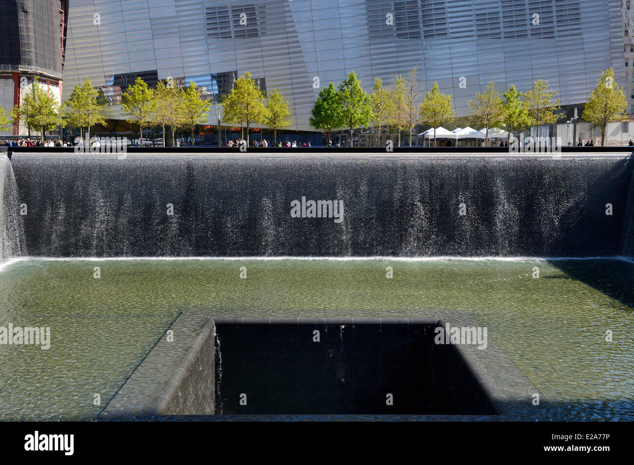 Vereinigte Staaten, New York, Manhattan, 9/11 Memorial entworfen von israelischen Architekten Michael Arad mit einem Wald von Bäumen rund um Stockfoto