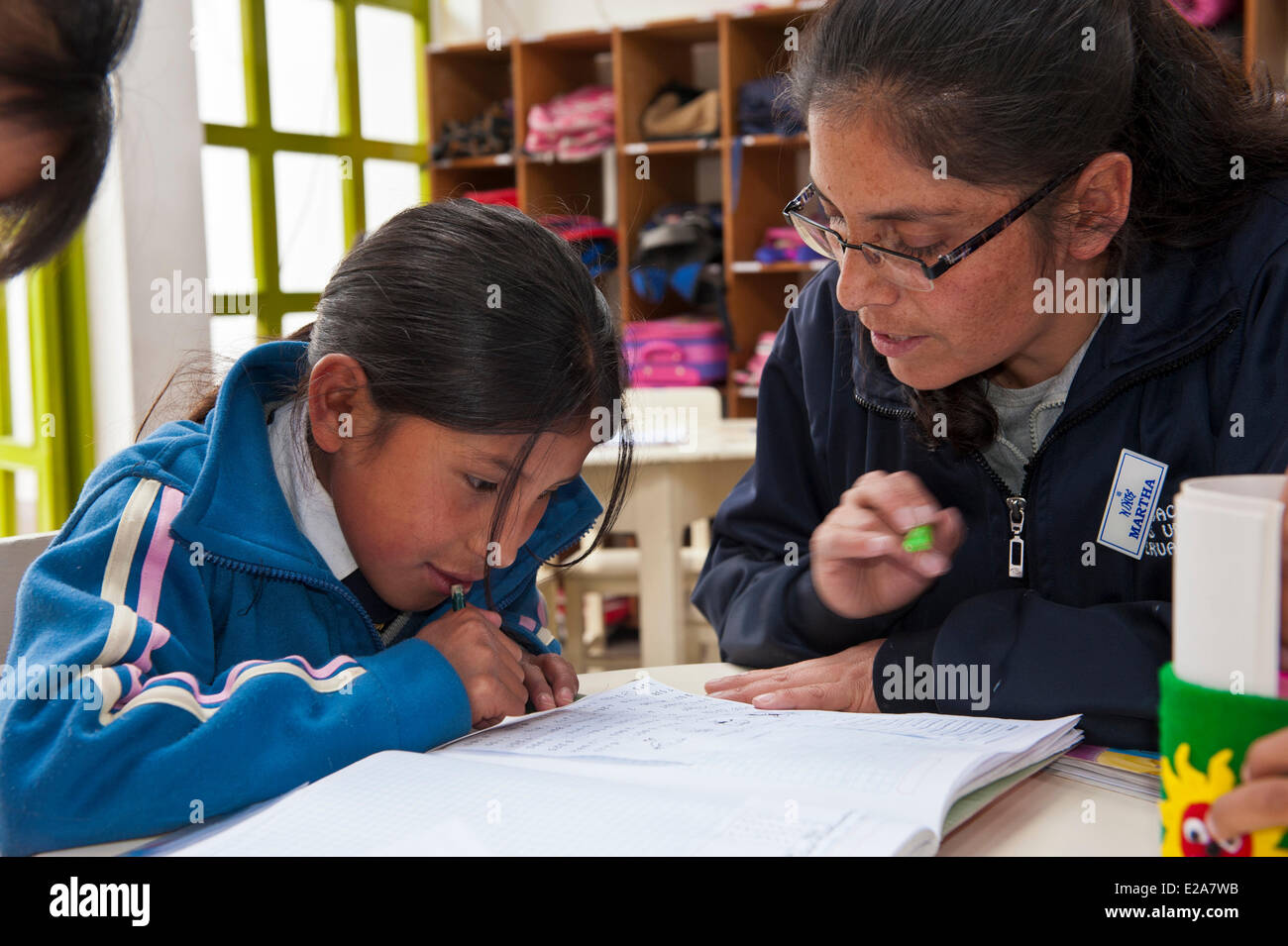Peru, Cuzco Provinz, Cuzco, Mädchen Hausaufgaben mit Hilfe der Erzieher von Ninos Unidos Peruanos gemeinnützige Stockfoto
