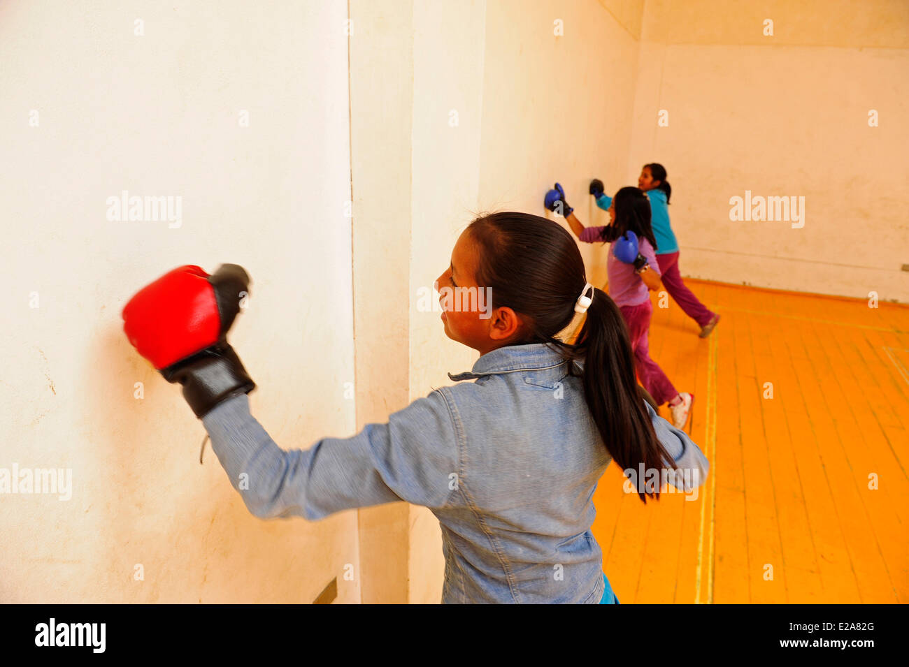 Peru, Cuzco, Cusco Provinz Mädchen gegen eine Wand während einer Selbstverteidigung-Sitzung in der Turnhalle einer der 5 pädagogische Stockfoto