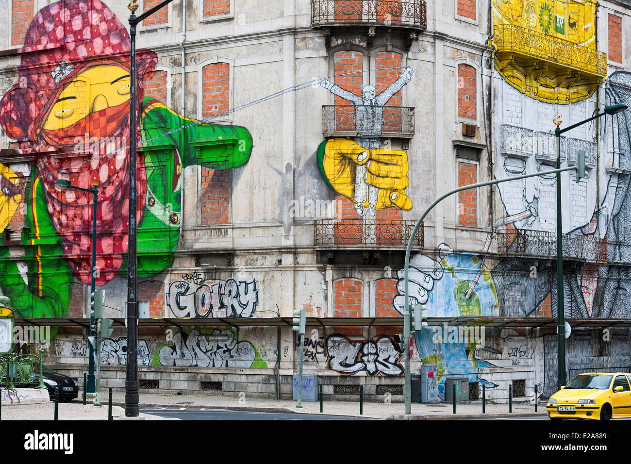 Portugal, Lissabon, des italienischen Künstlers BLU trat mit Bresilian Os Gemeos, ein riesiges Fresko zu realisieren Stockfoto