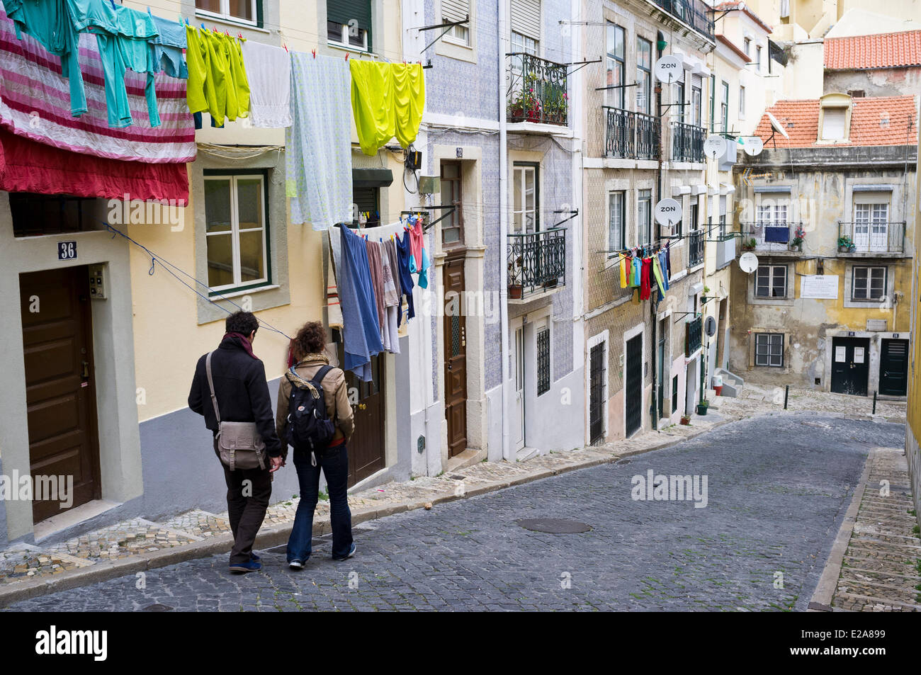 Portugal, Lissabon, eine Gasse im Stadtteil Alfama Stockfoto