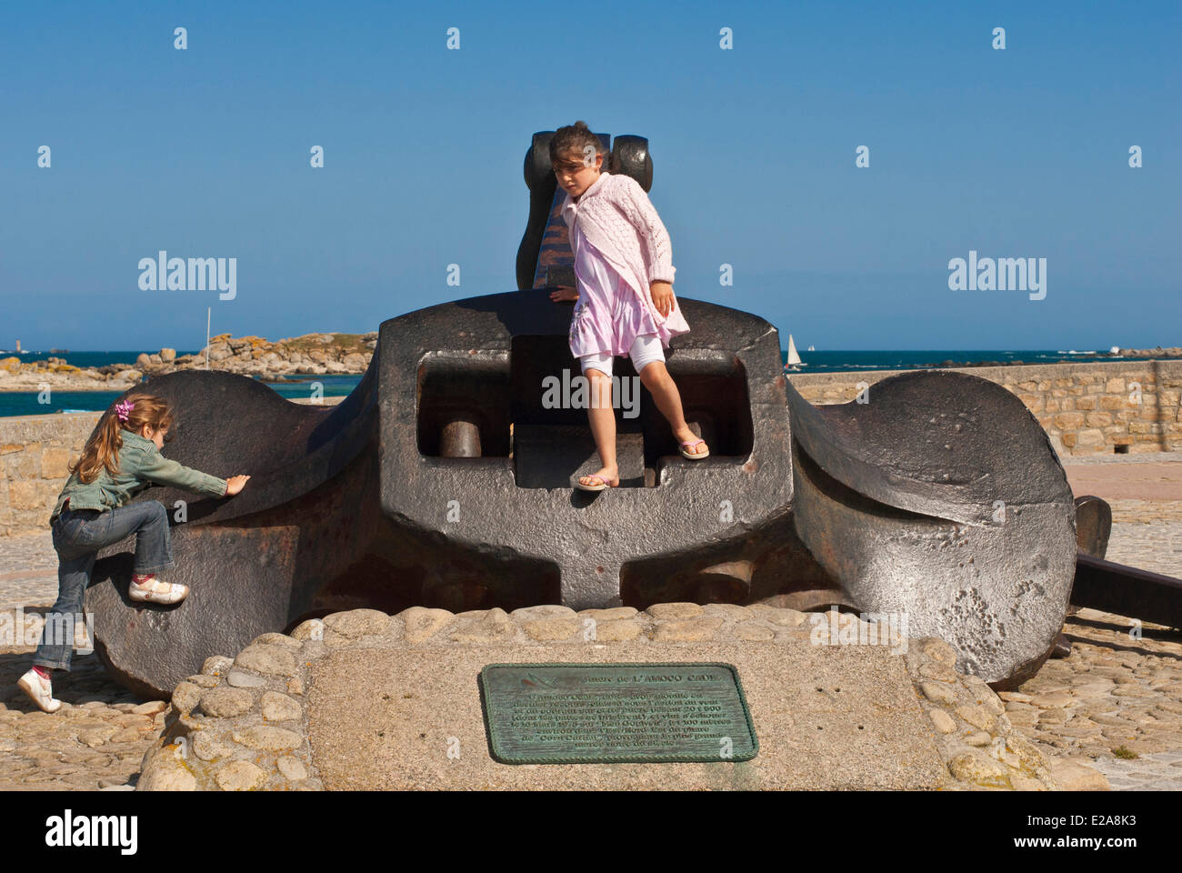 Frankreich, Finistere, Iroise-See, Ploudalmezeau, Portsall, der Anker der Amoco Cadiz wiegt 20 Tonnen, es erzählt den Untergang Stockfoto