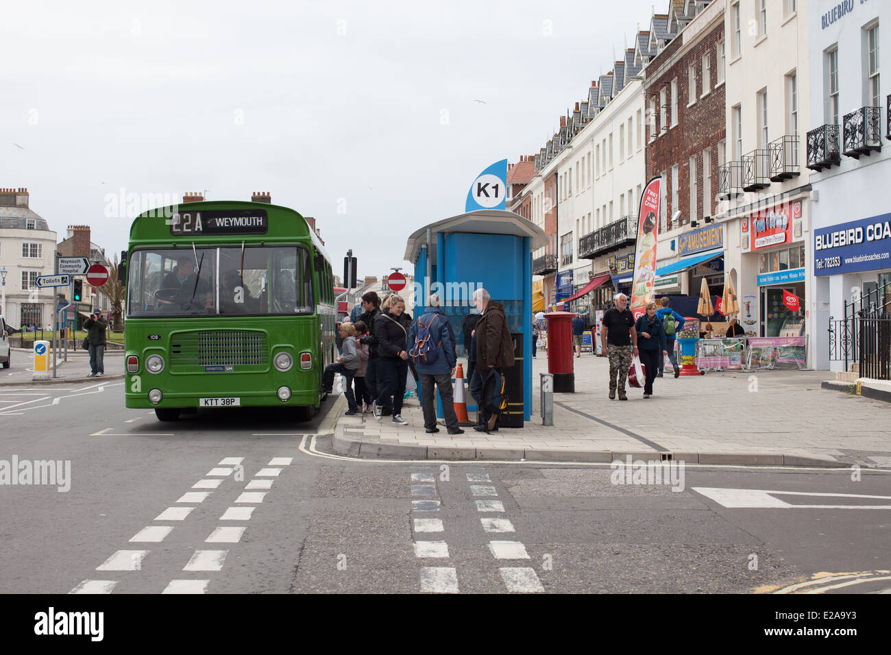 Bristol LH laden Passagiere an der Kings-Statue Stockfoto