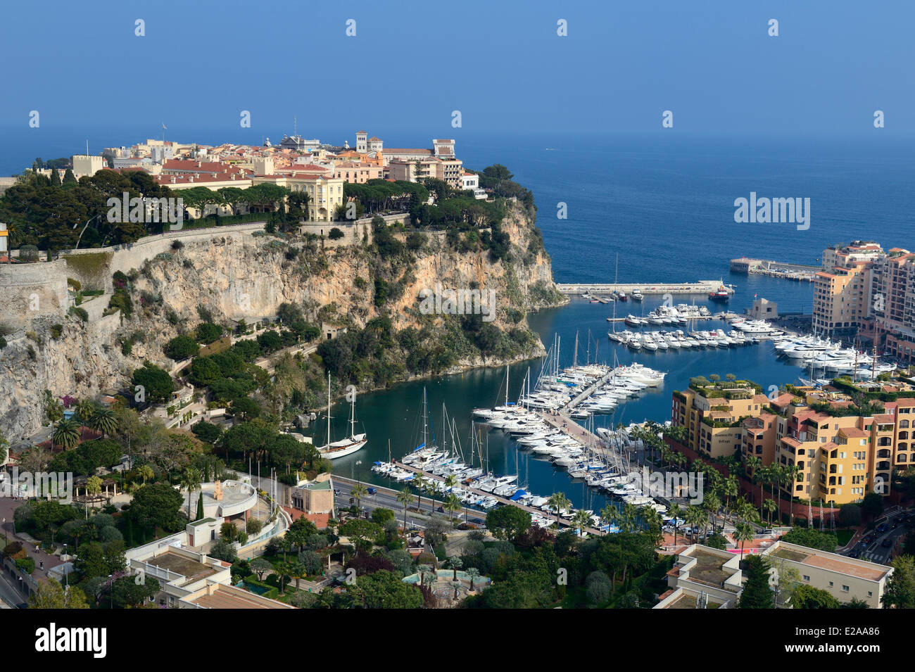 Fürstentum Monaco, Monaco, Königspalast auf The Rock und den Hafen von Fontvieille Stockfoto