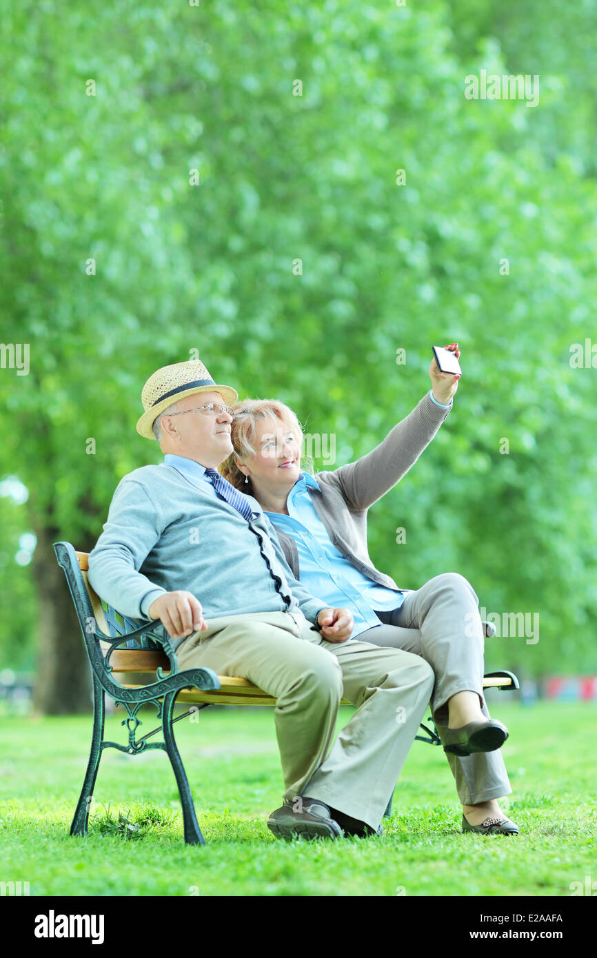 Älteres paar nehmen Selfie mit Handy im park Stockfoto