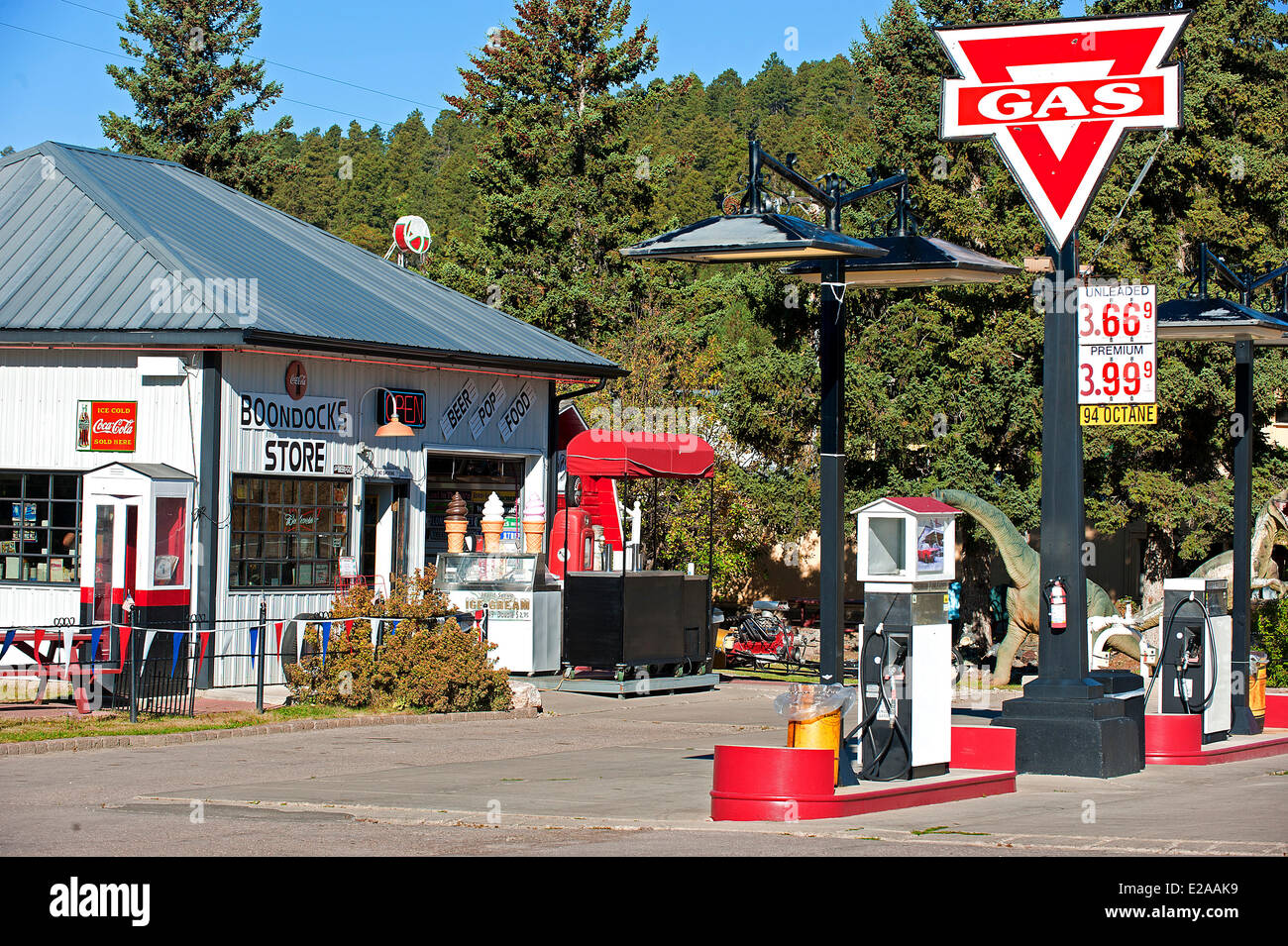 USA, South Dakota, Black Hills, Deadwood, Cafe und Tankstelle der 50er Jahre Stockfoto