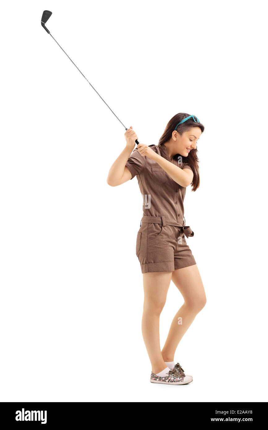 Profil-Bild einer jungen Frau, die einen Golfschläger schwingen Stockfoto