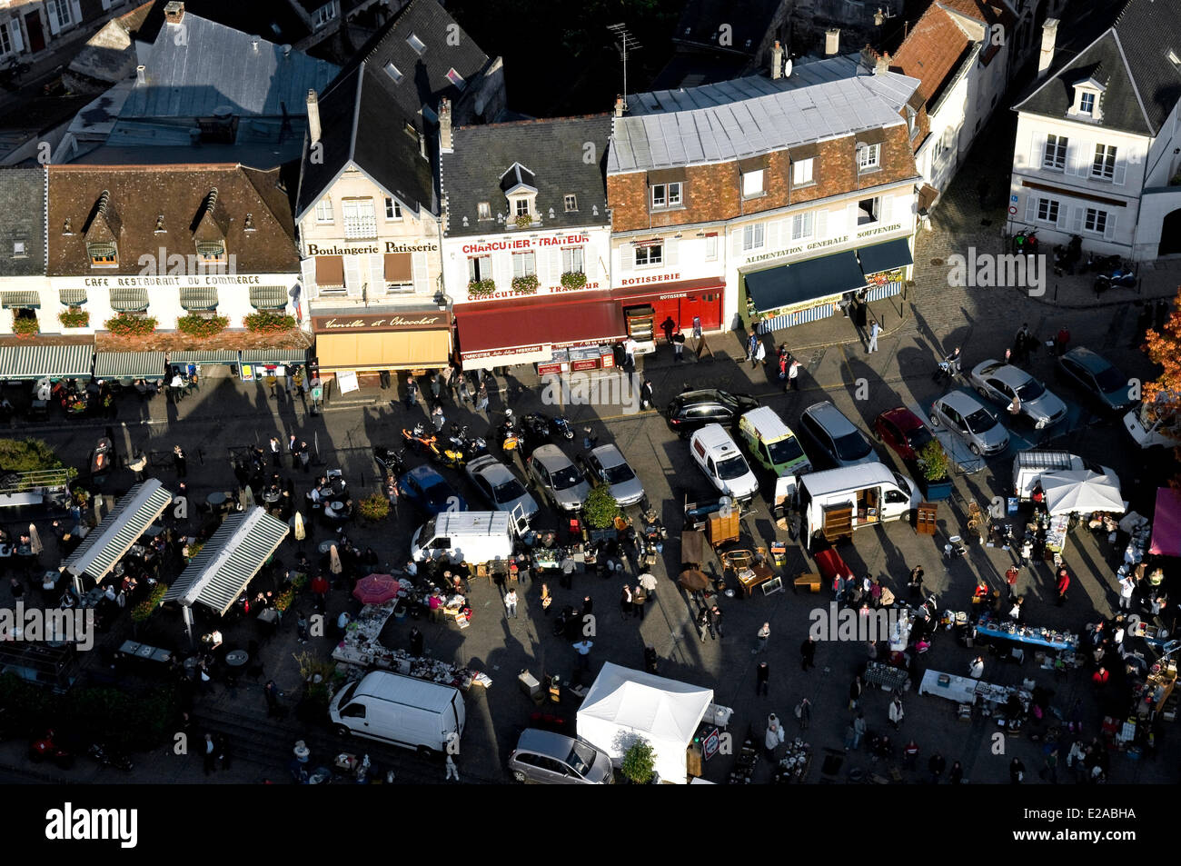 Frankreich, Oise, Pierrefonds, Pierrefonds Dorf (Luftbild) Stockfoto
