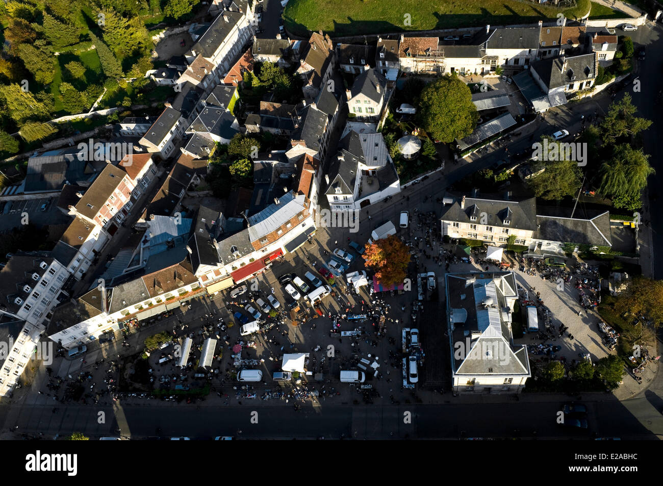Frankreich, Oise, Pierrefonds, Pierrefonds Dorf (Luftbild) Stockfoto