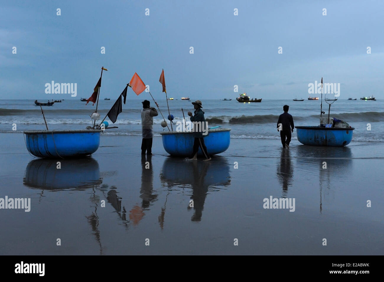 Vietnam, Ba Ria-Vung Tau Province, Long Hai, entladen Angelboote/Fischerboote am Strand Stockfoto