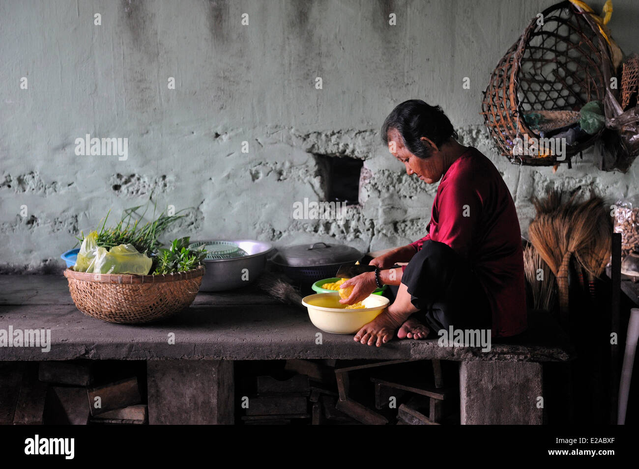 Vietnam, Ba Ria-Vung Tau Province, Dao Long Son, Nha Lon lang Son House, alte vietnamesische Frau Kochen Stockfoto