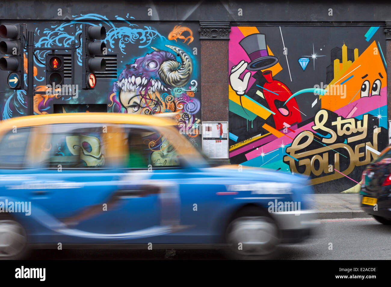 United Kingdown, Old Street, London, East End District taxi-Unschärfe und bemalten Wand Stockfoto