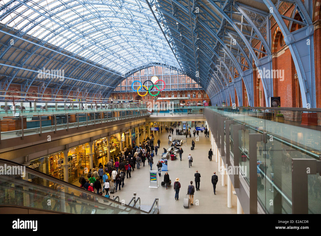 United Kingdown, London, King's Cross-Bereich, der Eurostar St Pancras, Barlow Hall und die Olympischen Ringe der Olympischen Spiele 2012 Stockfoto