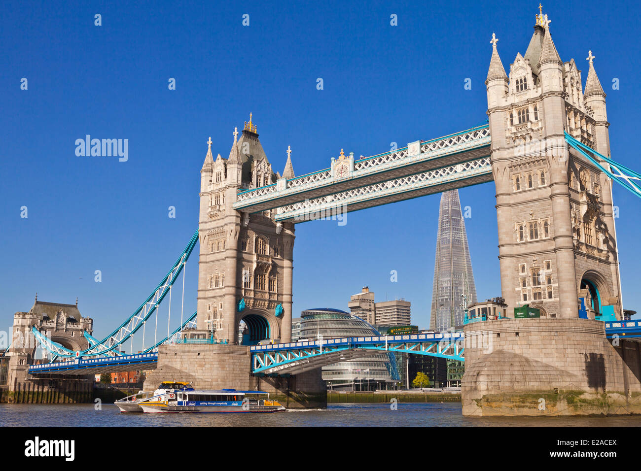 United Kingdown, London, Tower Bridge heben Brücke über die Themse, zwischen den Stadtteilen von Southwark und Tower Hamlets Stockfoto