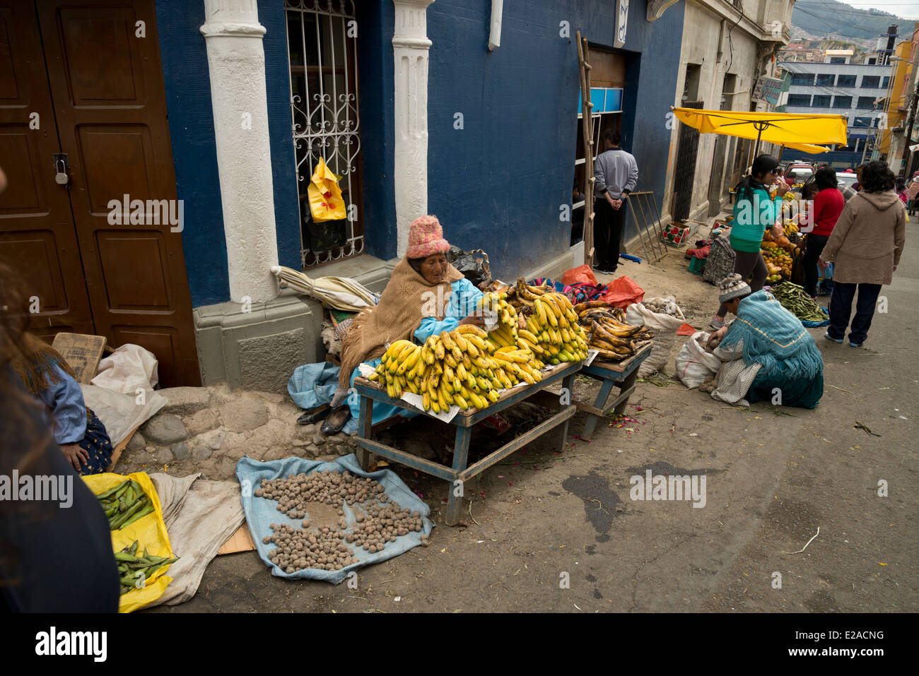 Eine ältere Frau, Verkauf von Bananen in einem Straßenmarkt in La Paz, Bolivien. Stockfoto