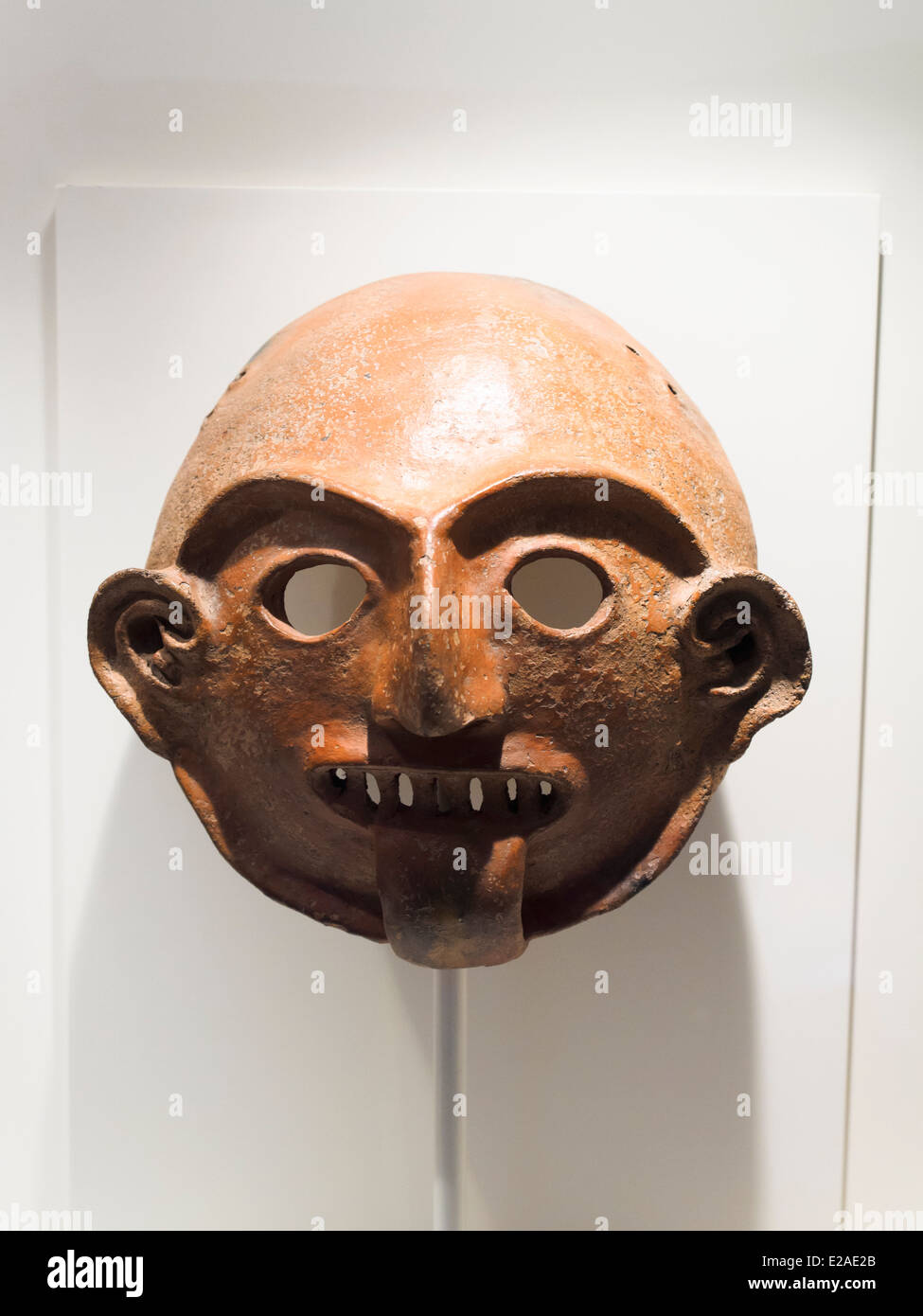 Zeremoniell Grabbeigaben Maske Vicus formative Periode 1250 v. Chr. - 1 n. Chr. Museo de Arte Precolombino, Cusco - Peru diese Maske veranschaulichen die künstlerischen Elemente der Vicus Kultur. Die Gesichtszüge, beladen mit einem großen geometrischen Sinn zu übertrieben Details wie Augenbrauen, Ohren und Zähne verbessern. Es ist möglich, die offensichtliche Absicht, Vereinfachung der menschlichen Darstellung durch Verringerung der Ausdruck seiner minimalen Substanz wahrnehmen. Aus Urzeiten Menschen zu verbergen oder zu sublimieren Zustand ihrer eigenen 'menschlich' in Reihenfolge zu erwerben - aber vorübergehend - das Wesen der höheren Wesen. Stockfoto