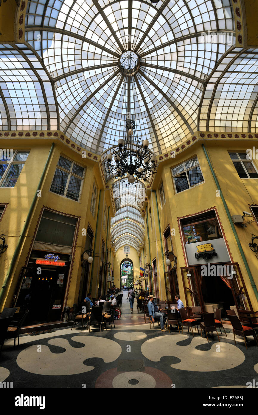 Rumanien Siebenburgen Region Oradea Palast Des Schwarzen Adlers Palatul Vulturul Negru Das Schutzt Eine Shopping Mall Stockfotografie Alamy