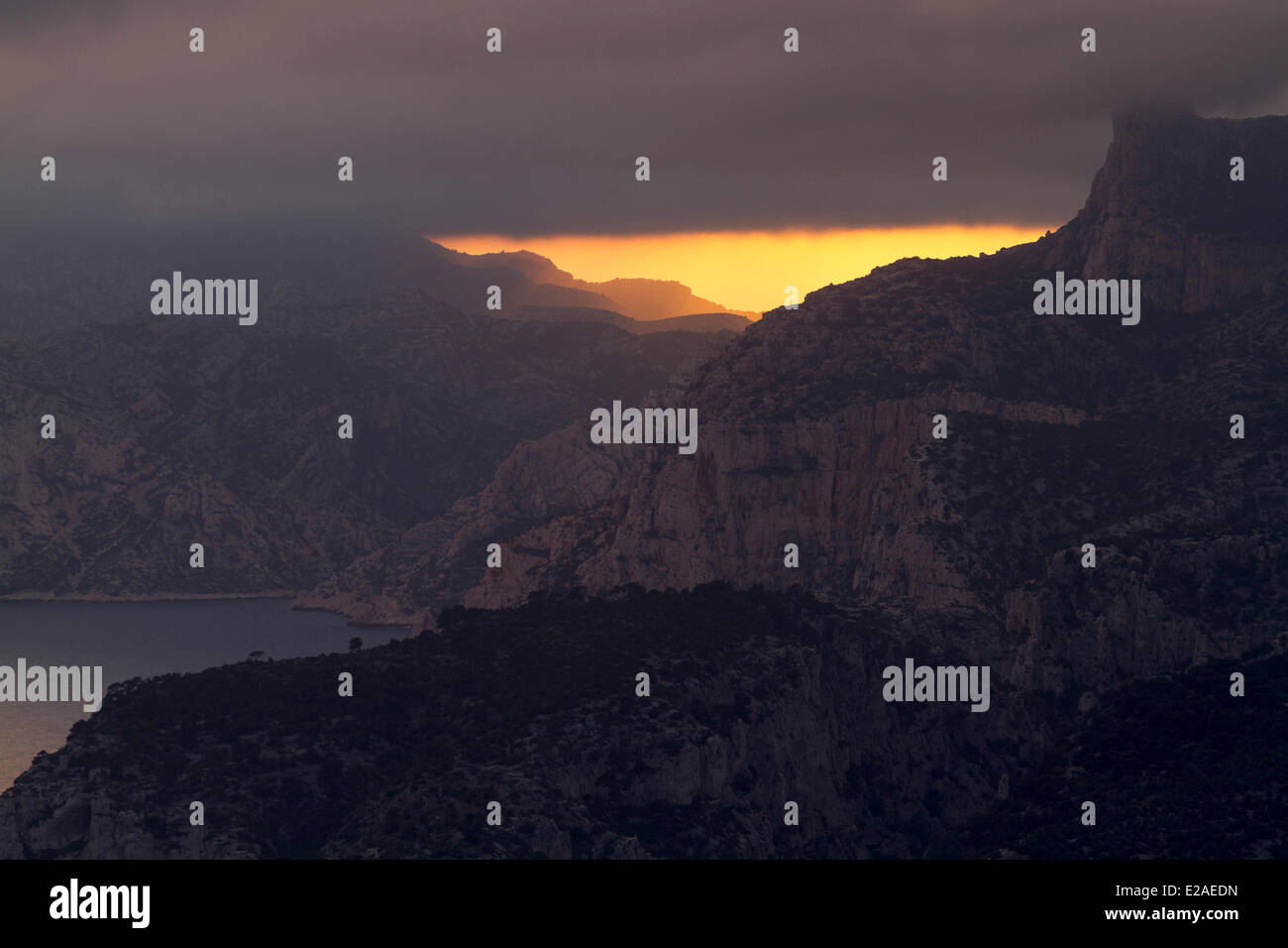 Frankreich, Bouches du Rhone, Cassis, Calanques massiv von Cap Canaille gesehen Stockfoto