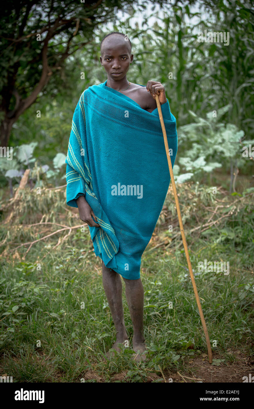 Suri Mann in Kibish, Äthiopien 22. Mai 2014. Suri ist der Name einer sesshaften Stamm im Südwesten Äthiopiens. Sie Leben als Bauern und Kleinbauern. Scarification, Verschleißleisten und piercing sind ein starker Teil der Suri-Kultur. Stockfoto