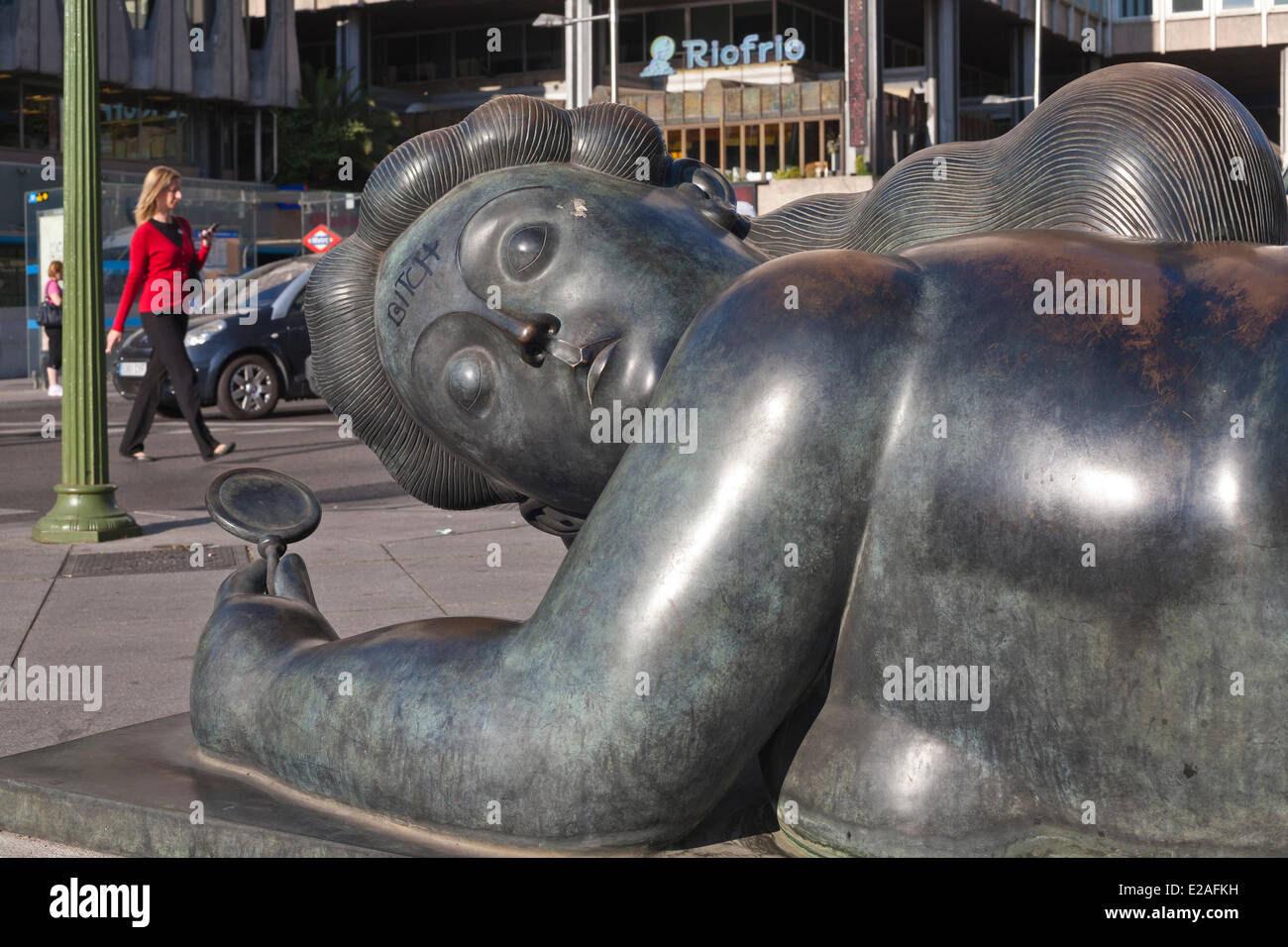 Spanien, Madrid, Plaza de Colon, kolumbianischen Künstlers Fernando Botero Statue mit dem Titel Frau mit Spiegel Stockfoto