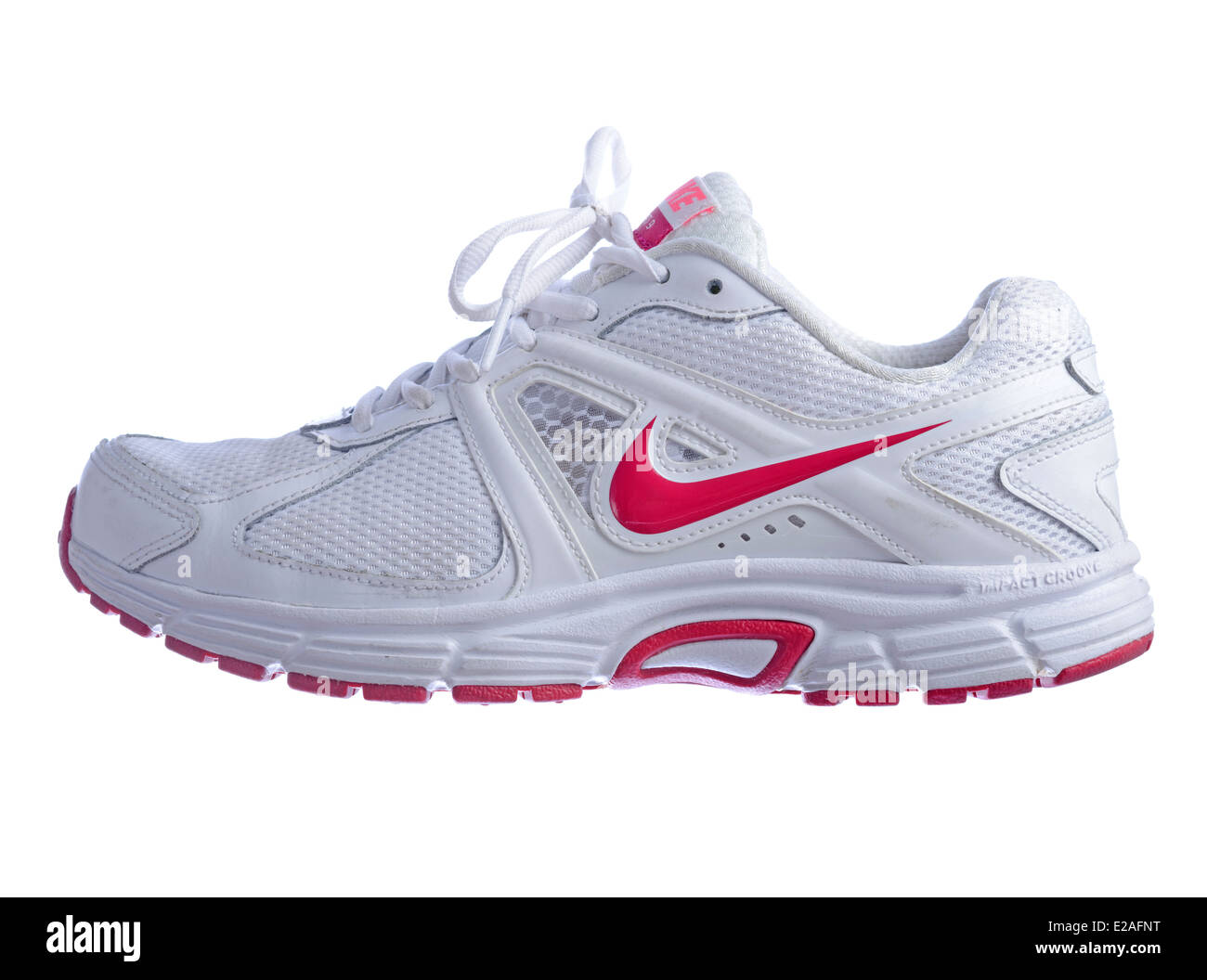 Weiße Nike Dart 9 Laufschuh mit rosa Logo isoliert auf weißem Hintergrund  Stockfotografie - Alamy