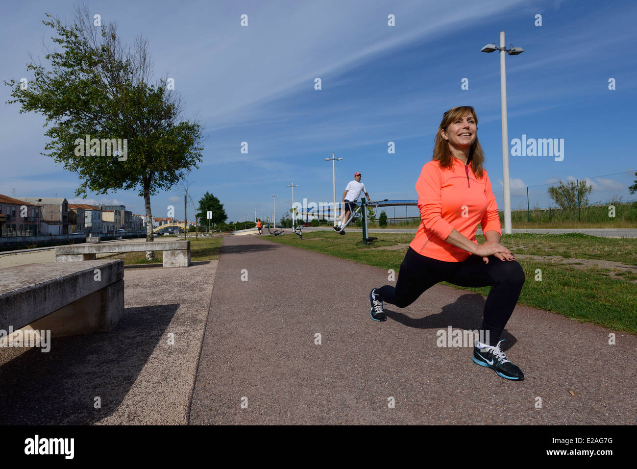 Aktive Frau, die Dehnung im freien Stockfoto