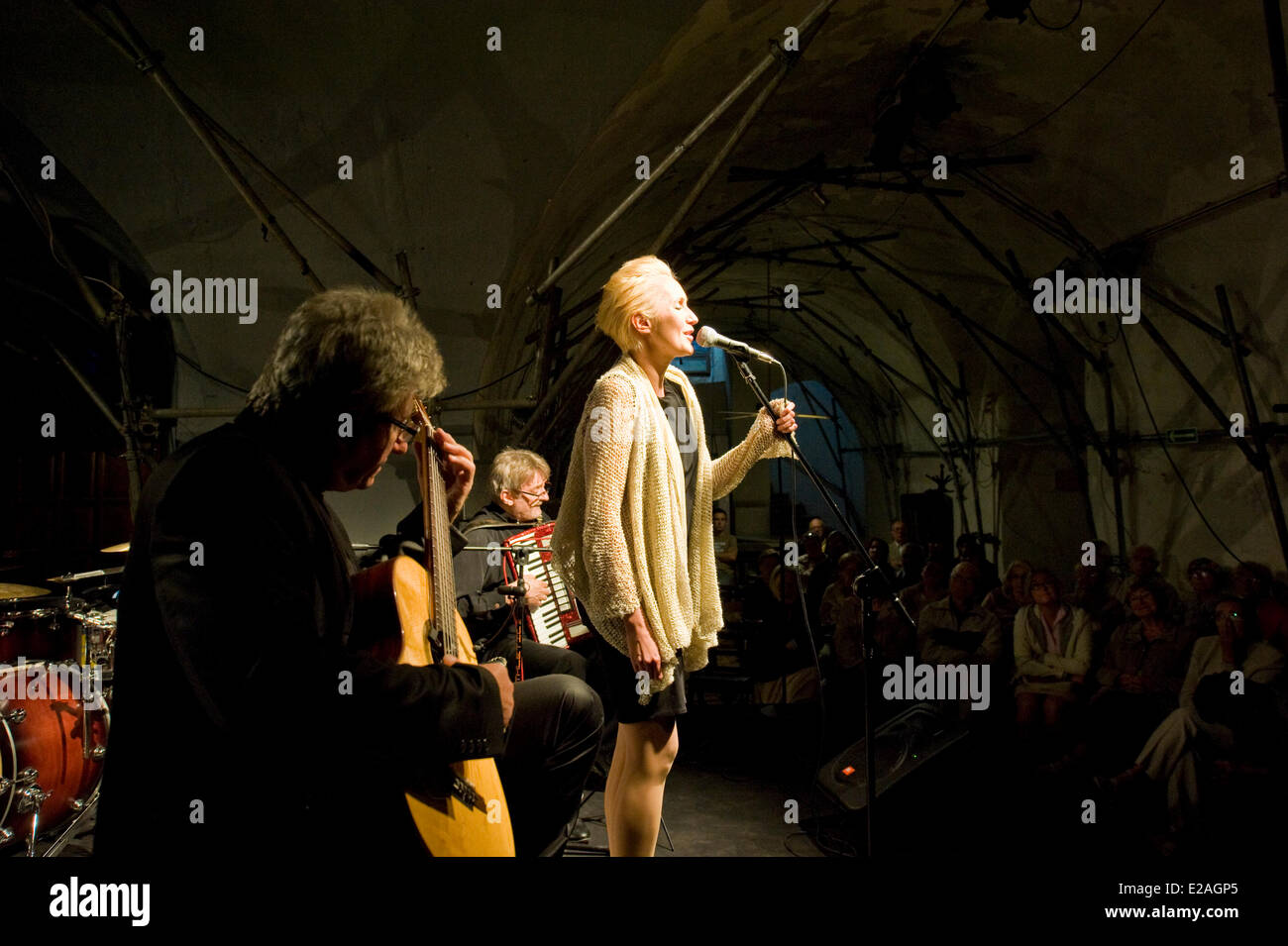 Warschau, Polen. 17. Juni 2014. Ein gut besuchtes Konzert gesungen Poesie mit Meister der Akustikgitarre, Janusz Strobel und gefeierten jazz-Pianist Andrzej Jagodzinski auf Akkordeon, wurde am Dienstag Abend in den Kellern der Kamaldulenser-Kirche in Warschau präsentiert. Poetische Lieder, dargestellt von Anna Stankiewicz, erinnert an französischen Chansons und portugiesischen Fado Sänger sind noch von älteren Generationen geschätzt. Bildnachweis: Henryk Kotowski/Alamy Live-Nachrichten Stockfoto