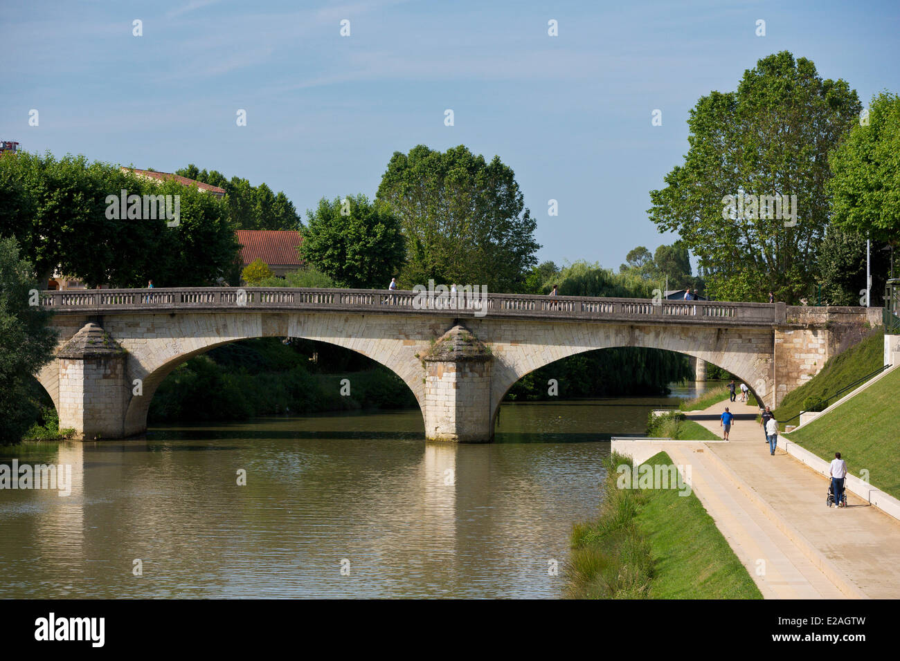 Frankreich, Gers, Auch, stoppen auf El Camino de Santiago, Kais und Pont De La Treille über Fluss Gers Stockfoto