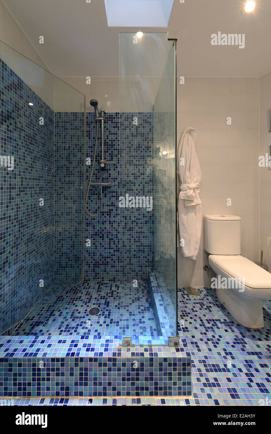 Modernes Bad mit blauen Kacheln Stockfoto