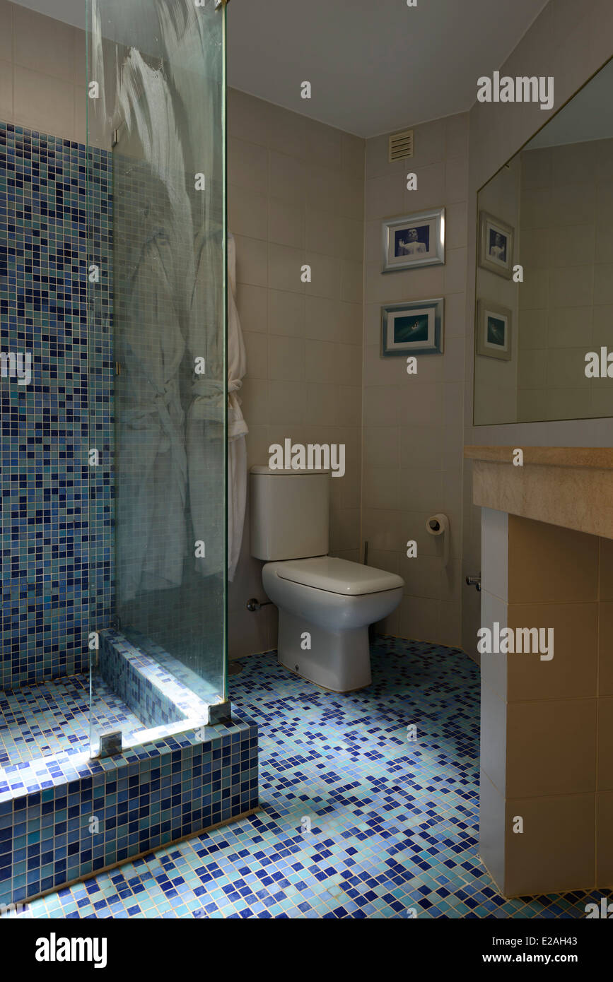 Modernes Bad mit blauen Kacheln Stockfoto
