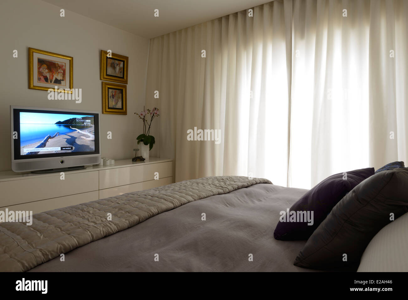 Fernseher im Schlafzimmer Stockfoto