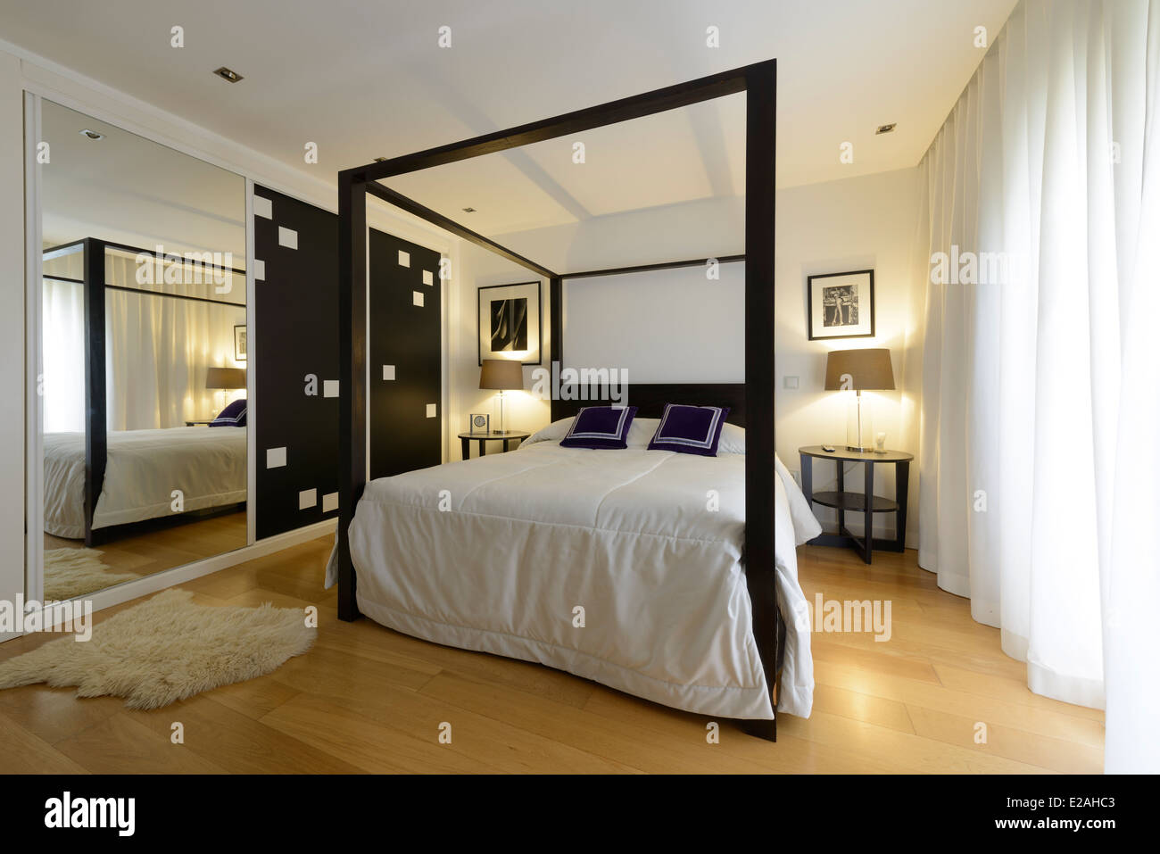 Schlafzimmer mit Himmelbett Stockfoto